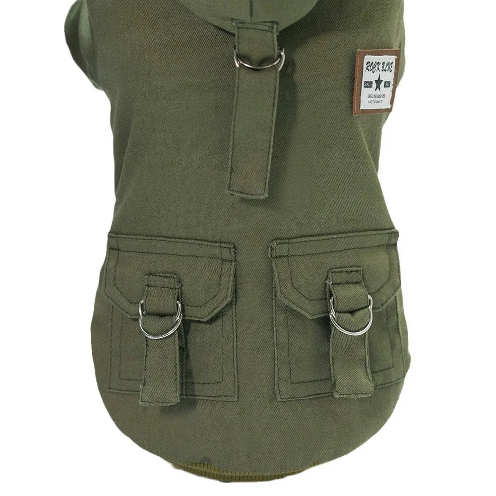 Chaqueta bien equipada con capucha y bolsillos